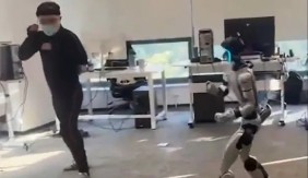 ROBOT UDARIO ČOVEKA U NEZGODNO MESTO, INTERNET EKSPLODIRAO! Snimak sa demonstracije zapalio mreže! (VIDEO)